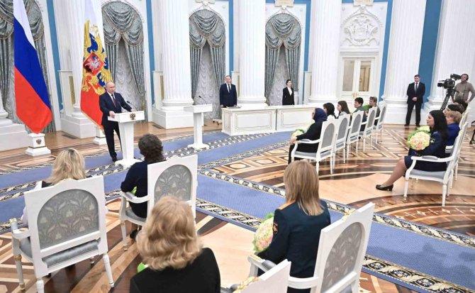 Putin, Kadınlara Devlet Nişanı Verdi
