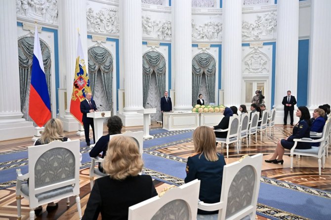 Putin, Kadınlara Devlet Nişanı Verdi