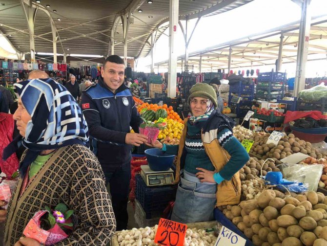Salihli Belediyesi Kadınların Günü’nü Çiçekle Kutladı