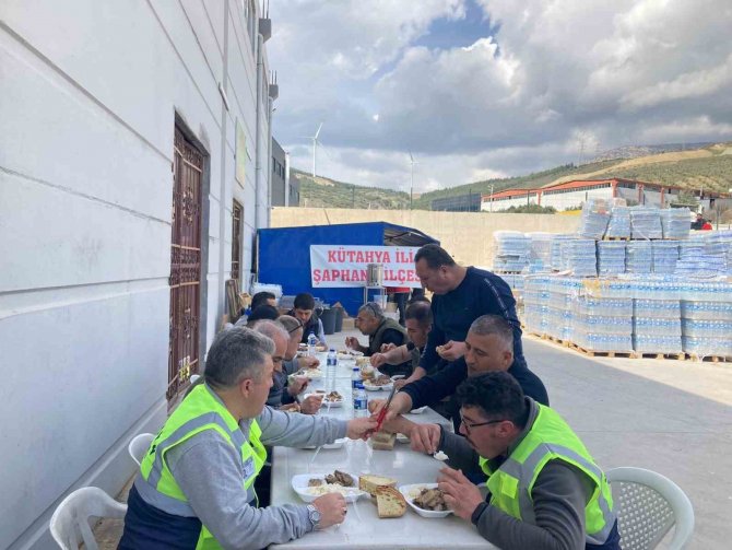 Şaphane Aşevinden Depremzedelere Sıcak Yemek Hizmeti