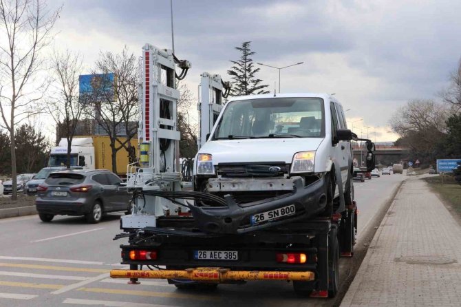 Bir Aracın Çarpması Sonucu Takla Atan Kamyonetin Sürücüsü Yaralandı