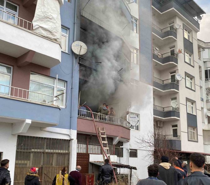 Sinop’ta Apartman Dairesinde Yangın: 1 Kişi Dumandan Etkilendi
