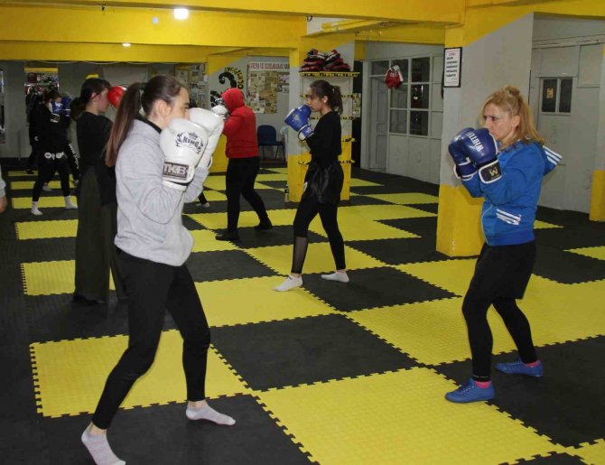 Kadınlar, Şiddete Karşı Kick Boks Ve Muaythai Öğreniyor