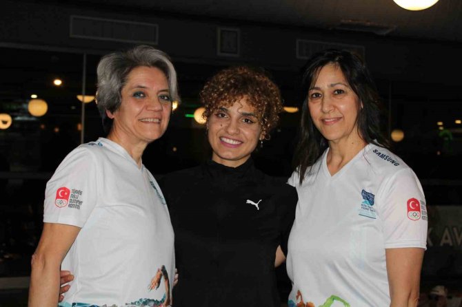 Kadın Yüzücüler Kulvarda Rakip Tanımıyor