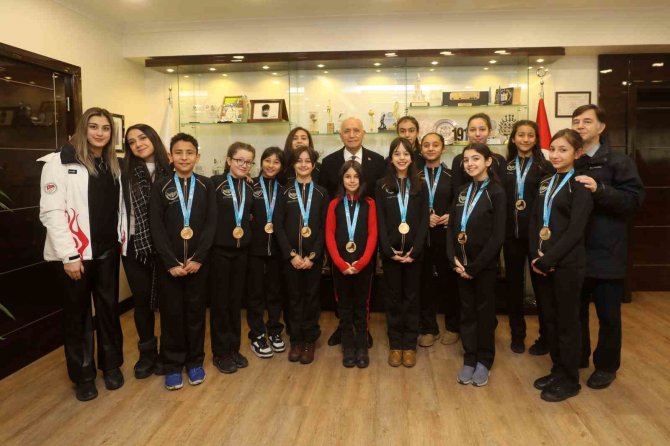 Başkan Yaşar Şampiyonları Ağırladı