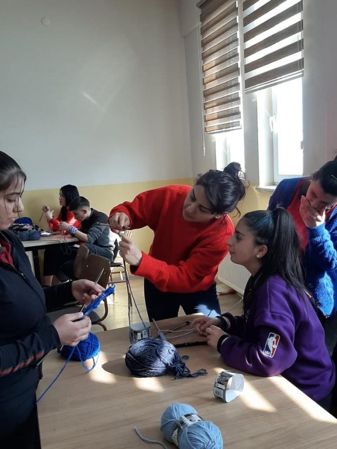 Susuzlu Öğretmen Ve Öğrencilerde Anlamı Yardım
