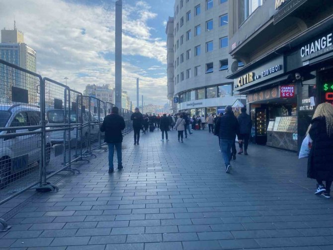 Taksim Meydanı Bariyerlerle Kapatıldı