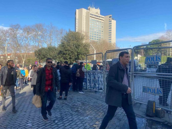 Taksim Meydanı Bariyerlerle Kapatıldı