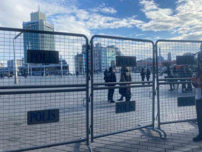 Taksim Meydanı Bariyerlerle Kapatıldı
