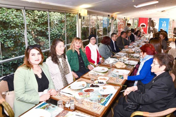 Başkan Ataç Kadın Meclis Üyeleri Ve Muhtarlarla Bir Araya Geldi