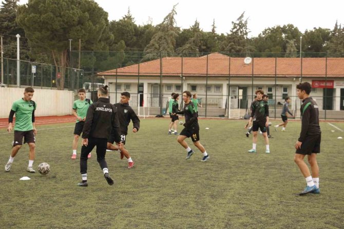 Genç Horozlar, Manisa’yı Puansız Göndermek İstiyor