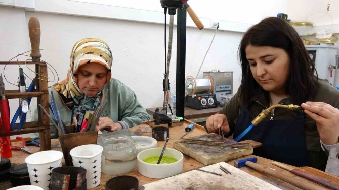 Erkek Ustalar Tarafından 3 Asırdır Üretiliyordu, Artık Kadın Ustalar Da Üretecek