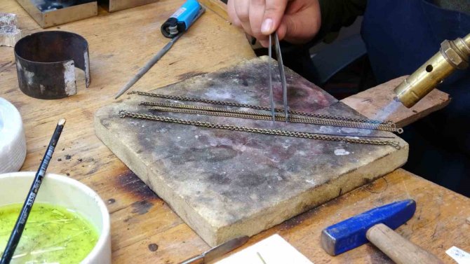 Erkek Ustalar Tarafından 3 Asırdır Üretiliyordu, Artık Kadın Ustalar Da Üretecek