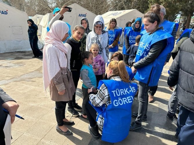 Türk-i̇ş Kadın Heyeti Deprem Bölgesinde