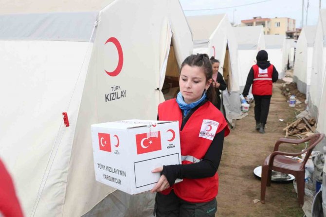 Kadınlar, Türk Kızılay’a Katkı Sağlıyor