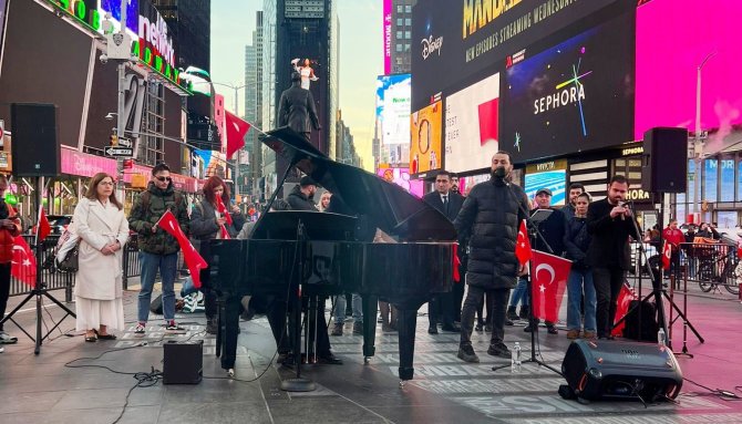Depremde Hayatını Kaybedenler Times Meydanı’nda Anıldı