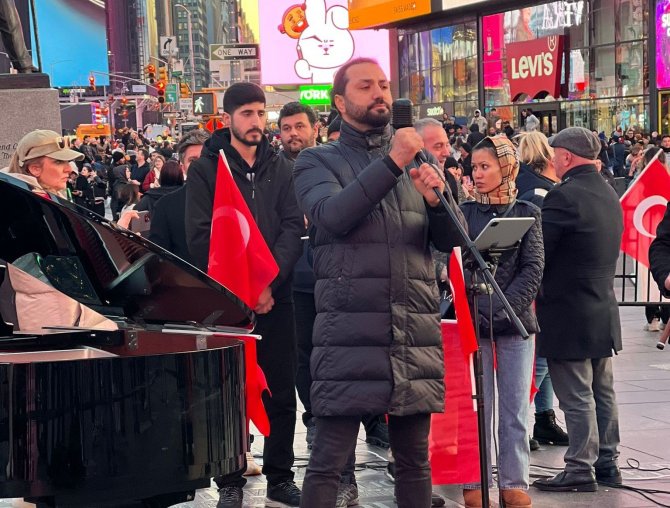 Depremde Hayatını Kaybedenler Times Meydanı’nda Anıldı