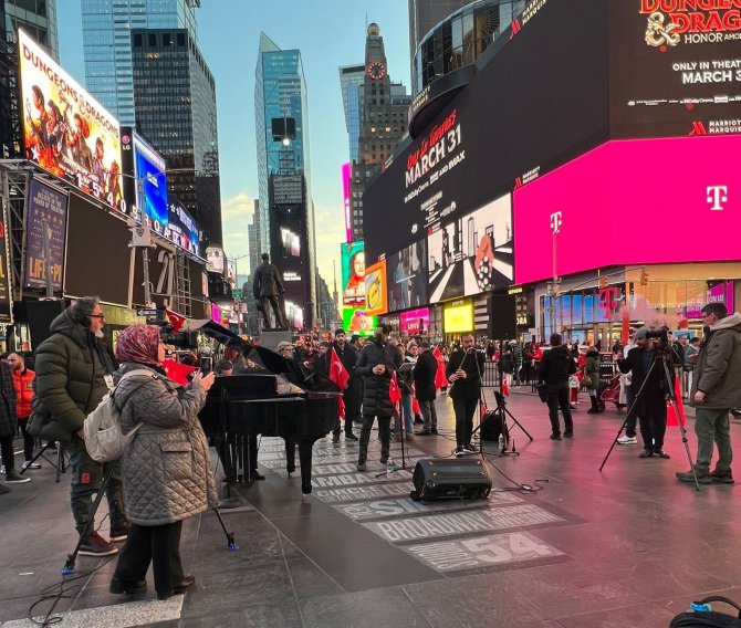 Depremde Hayatını Kaybedenler Times Meydanı’nda Anıldı
