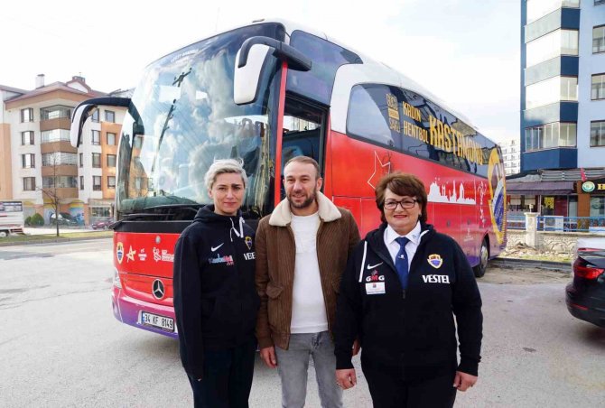 Depremde Evini Ve Yakınlarını Kaybeden Yolların ’Nazan Ablası’, Kadın Hentbol Takımı İçin Direksiyon Sallayacak