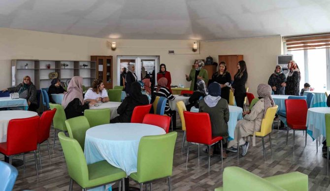 Van’daki Depremzede Kadınlar ‘8 Mart’ta Unutulmadı