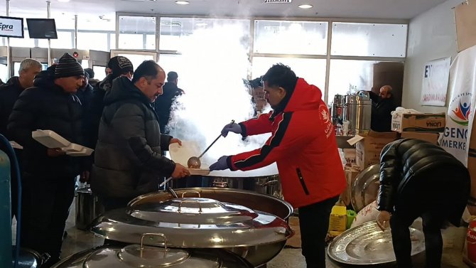 Van Gençlik Ve Spor İ̇l Müdürlüğü Personeli Deprem Bölgesinde Yaraları Sarıyor