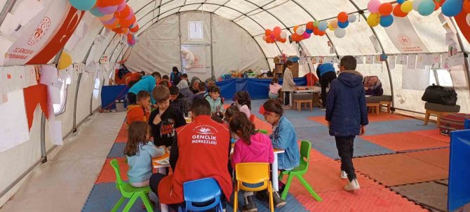 Van Gençlik Ve Spor İ̇l Müdürlüğü Personeli Deprem Bölgesinde Yaraları Sarıyor