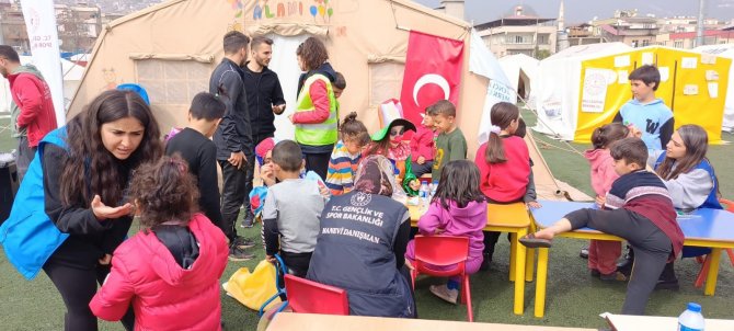 Van Gençlik Ve Spor İ̇l Müdürlüğü Personeli Deprem Bölgesinde Yaraları Sarıyor