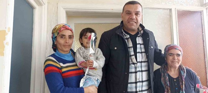 Depremzede Muhtardan Depremzede Kadınlara Karanfil
