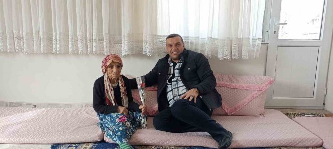 Depremzede Muhtardan Depremzede Kadınlara Karanfil