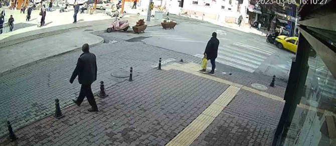Kalp Krizi Geçiren Taksicinin O Anları Güvenlik Kamerasına Yansıdı