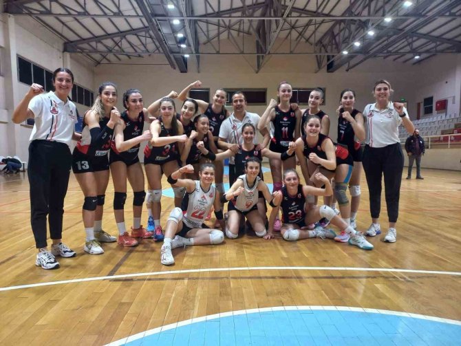 Voleybolda Ayvalık Bahçeşehir Koleji 1. Lig’in Kapısını Araladı