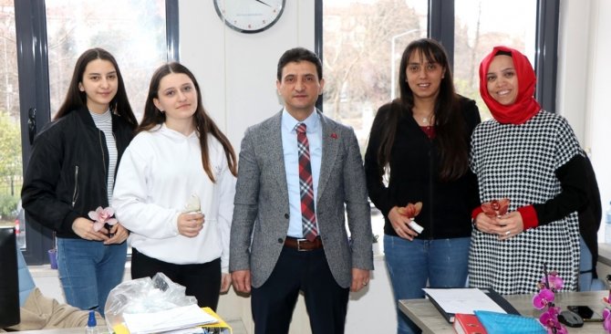 Müdür Parıldar, Personellerinin Kadınlar Günü’nü Kutladı