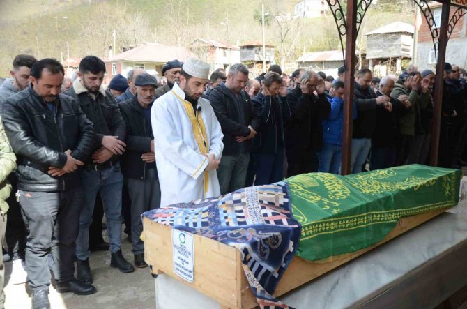 Kocası Tarafından Öldürülen Kadın, Dünya Kadınlar Günü’nde Toprağa Verildi