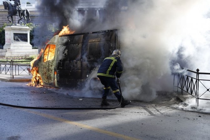 Atina’da 50 Bin Kişi Tren Kazasını Protesto Etti