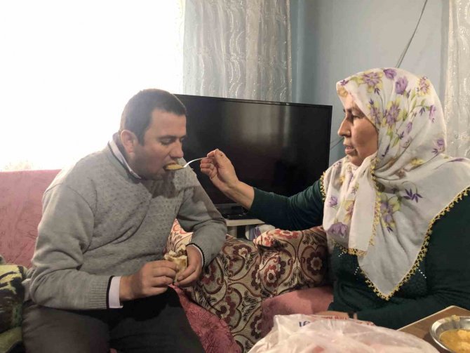 Böyle Fedakarlık Görülmedi: Ömrünü Engelli 3 Çocuğu, Hasta Eşi, Görümcesi Ve Kayınvalidesine Adadı