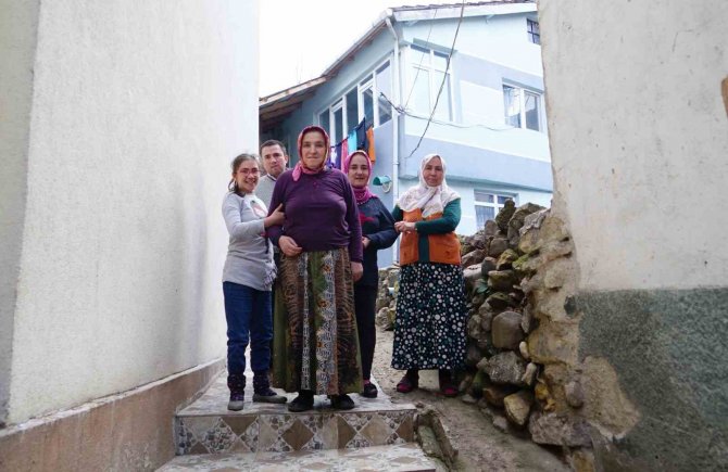 Böyle Fedakarlık Görülmedi: Ömrünü Engelli 3 Çocuğu, Hasta Eşi, Görümcesi Ve Kayınvalidesine Adadı