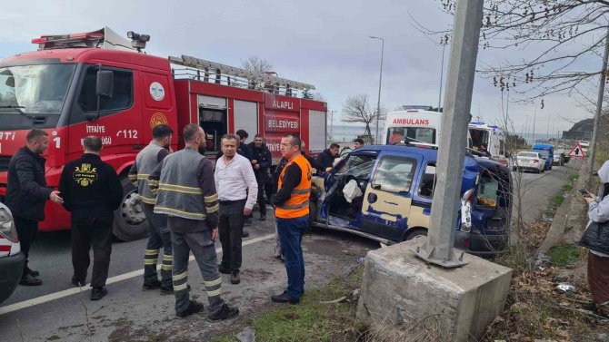 Otomobilde Sıkışan Yaralıları Kurtarmak İçin Zamanla Yarıştılar