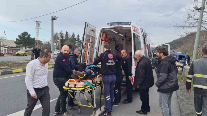 Otomobilde Sıkışan Yaralıları Kurtarmak İçin Zamanla Yarıştılar