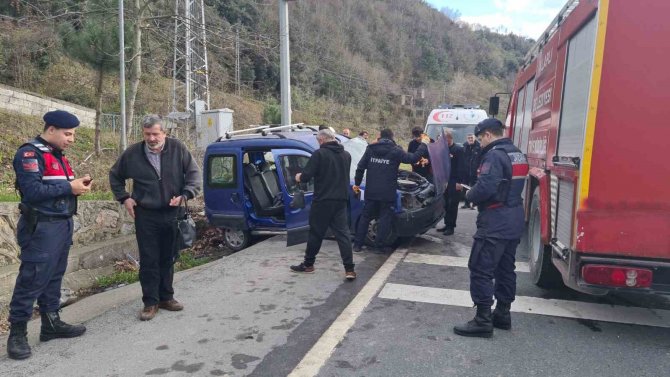 Otomobilde Sıkışan Yaralıları Kurtarmak İçin Zamanla Yarıştılar