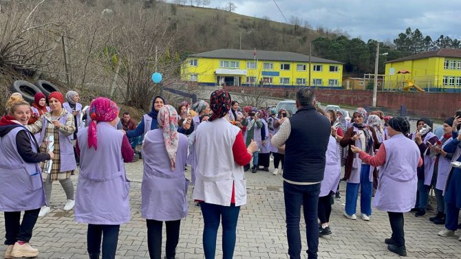 Tekstil Çalışanları ‘Kadınlar Gününü’ Oynayarak Kutladı
