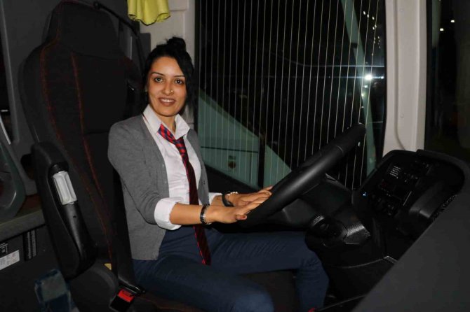 On Yıldır Hostesi Olduğu Otobüse Kaptan Şoför Oldu