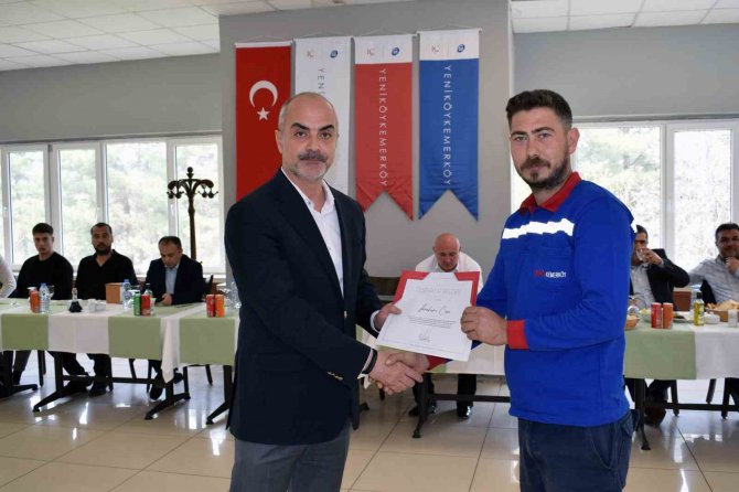 11 Kişiyi Enkazdan Çıkaran Yk Enerji Arama Kurtarma Ekibine Plaket