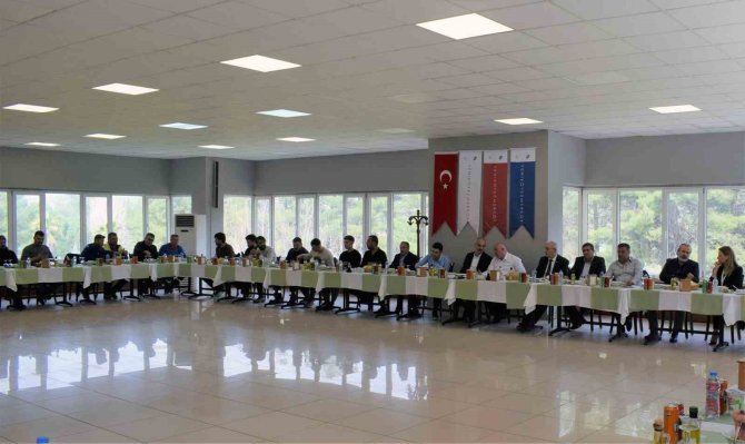 11 Kişiyi Enkazdan Çıkaran Yk Enerji Arama Kurtarma Ekibine Plaket