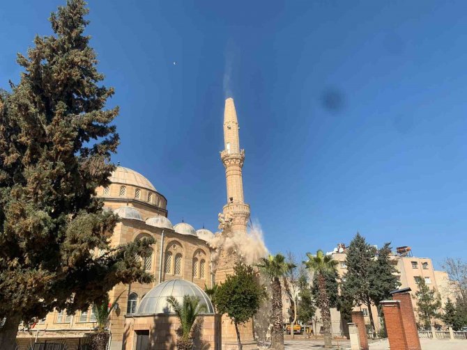Kilis’te Depremde Zarar Gören Caminin Minareleri Kontrollü Şekilde Yıkıldı