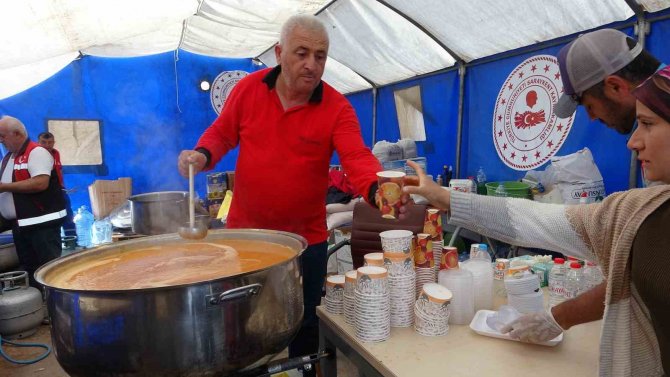 Yozgatlı Gönüllüler, Depremzedeler İçin 24 Saat Aralıksız Çorba Dağıtıyor