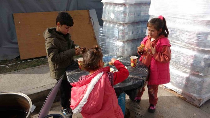 Yozgatlı Gönüllüler, Depremzedeler İçin 24 Saat Aralıksız Çorba Dağıtıyor