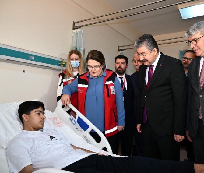 Bakan Yanık Hastanede Tedavisi Süren Depremzedeleri Ziyaret Etti