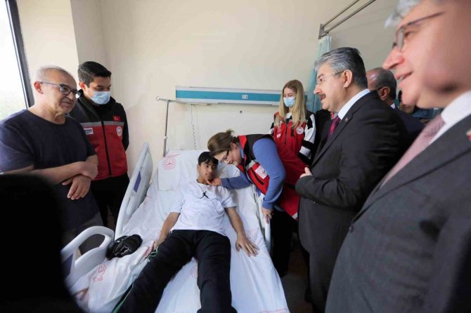 Bakan Yanık Hastanede Tedavisi Süren Depremzedeleri Ziyaret Etti