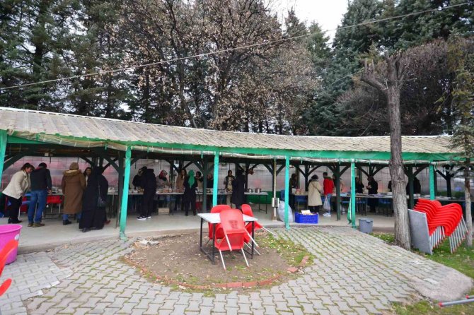 Ak Partili Kadınlardan Depremzedeler İçin Yardım Etkinliği