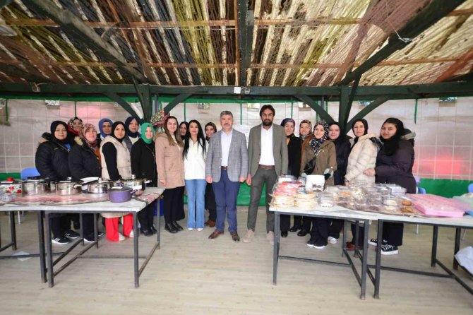 Ak Partili Kadınlardan Depremzedeler İçin Yardım Etkinliği